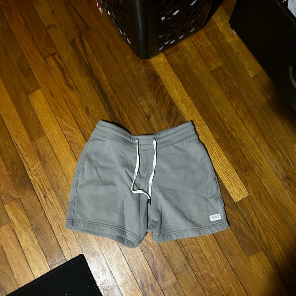 HOLLISTER GREY SHORTS 5” INSEAM